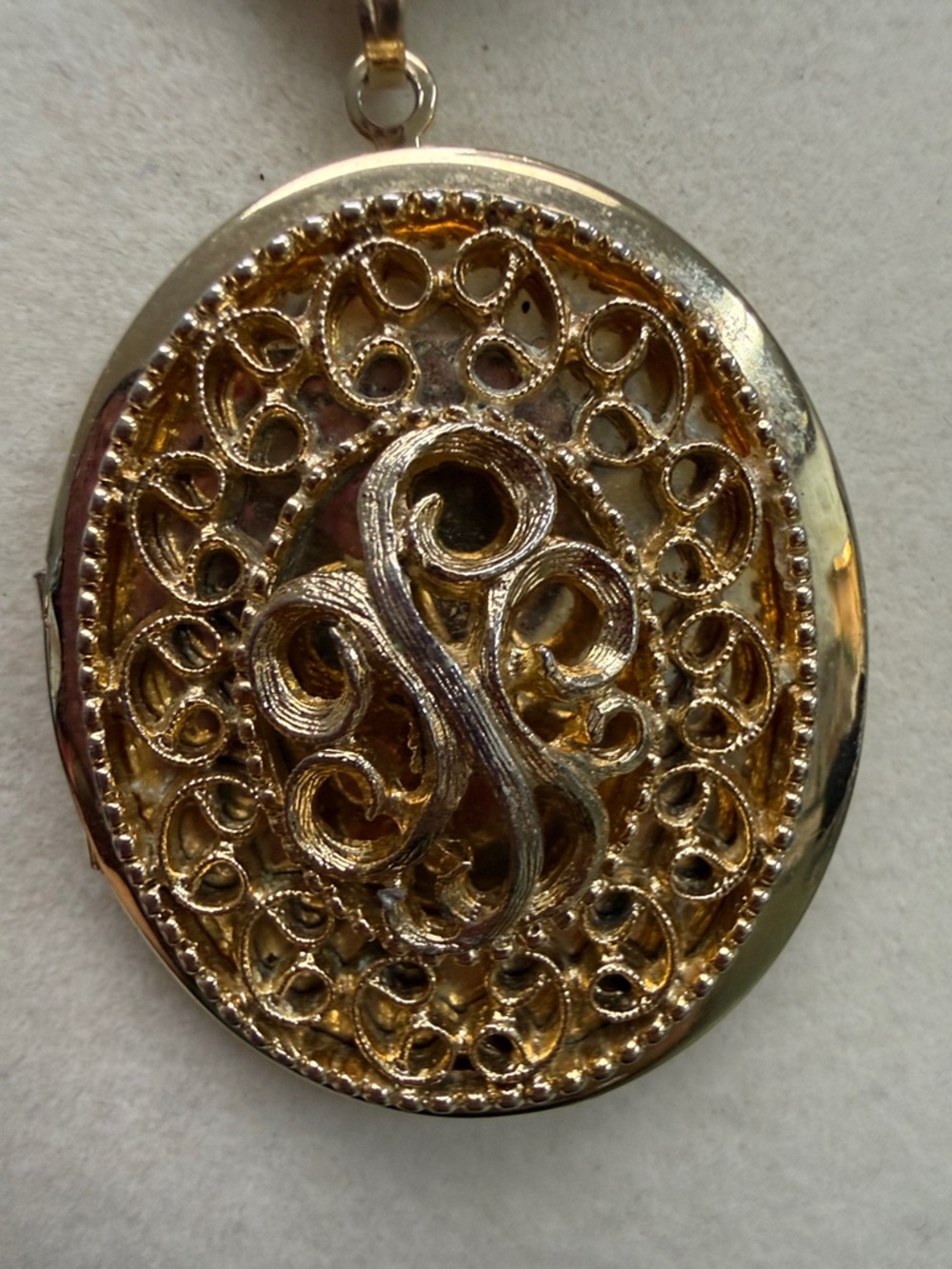 Sarah Coventry Gold Filigree Oval Locket Necklace - Picture 2 of 4